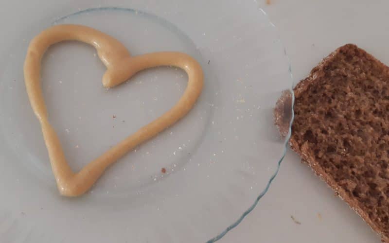 sinappia lautasella ja ruisleipä