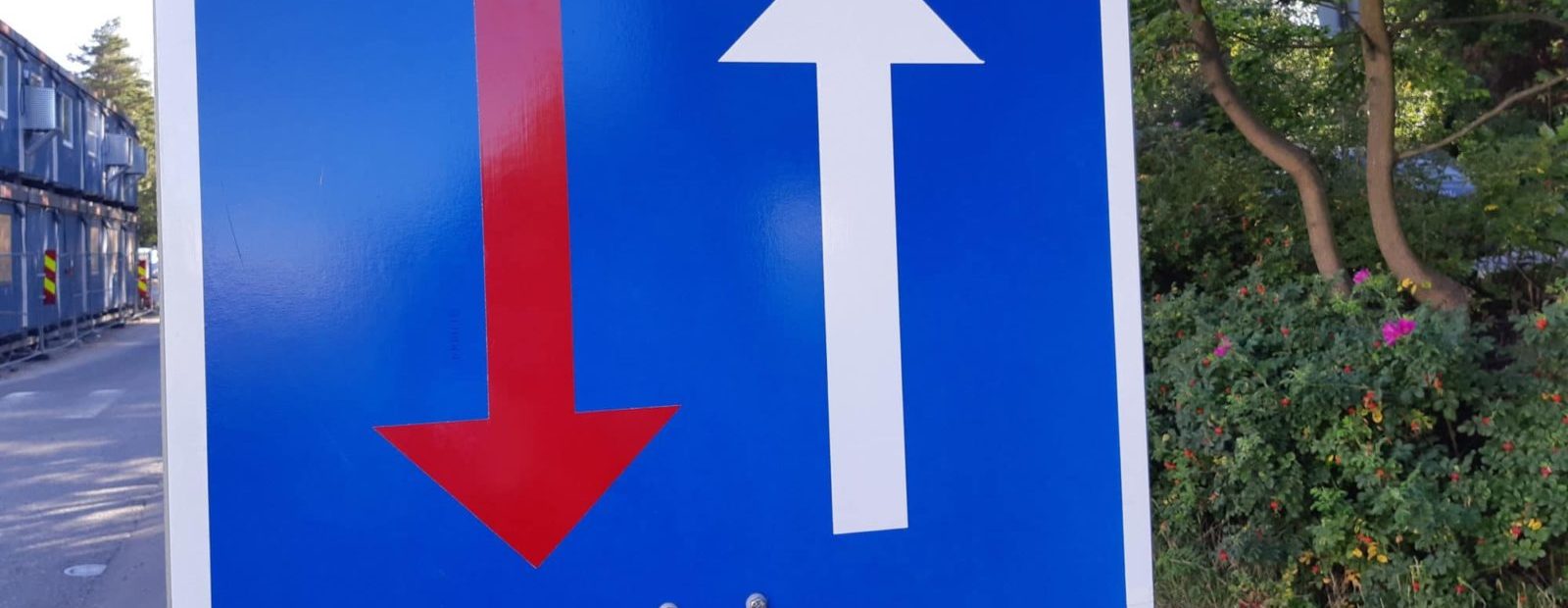 Kaksi nuolta liikennemerkissä