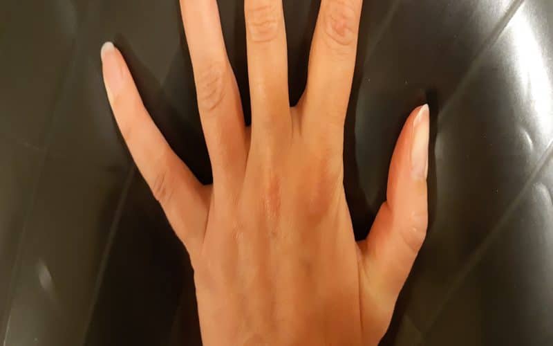 käsi jumppapallolla