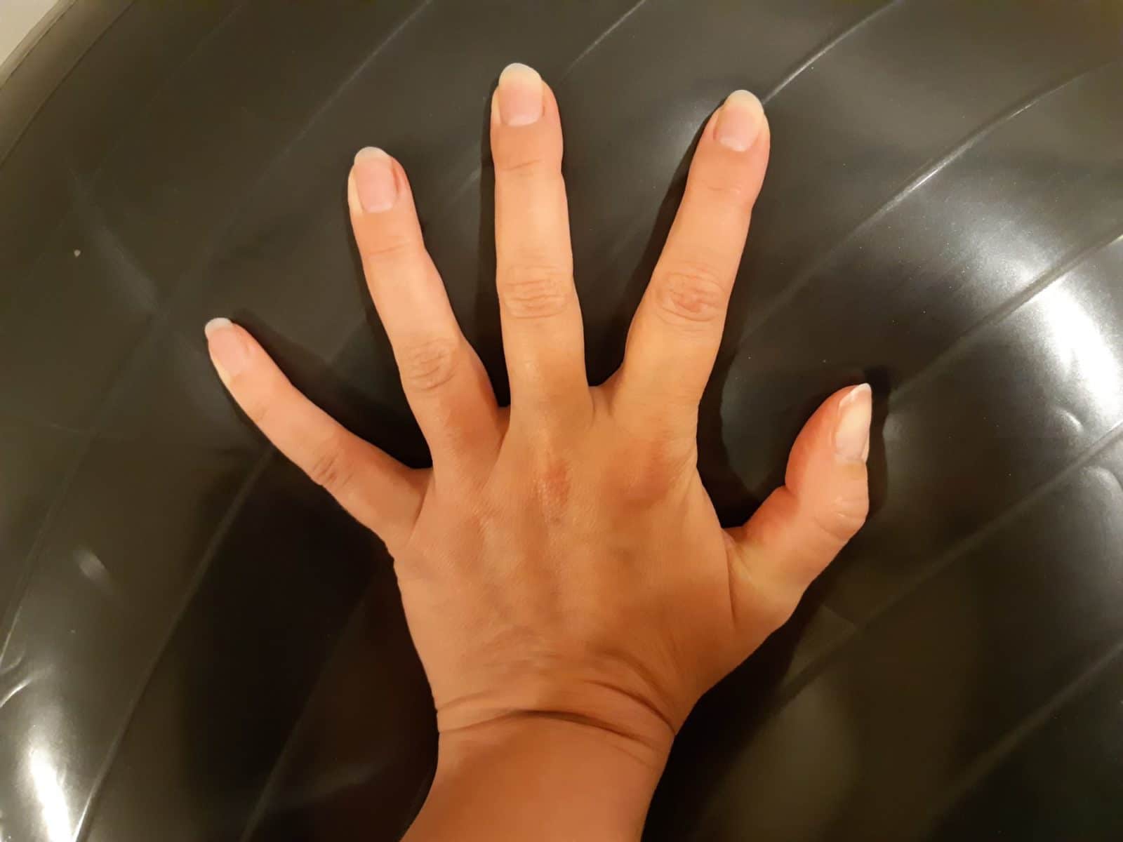 käsi jumppapallolla