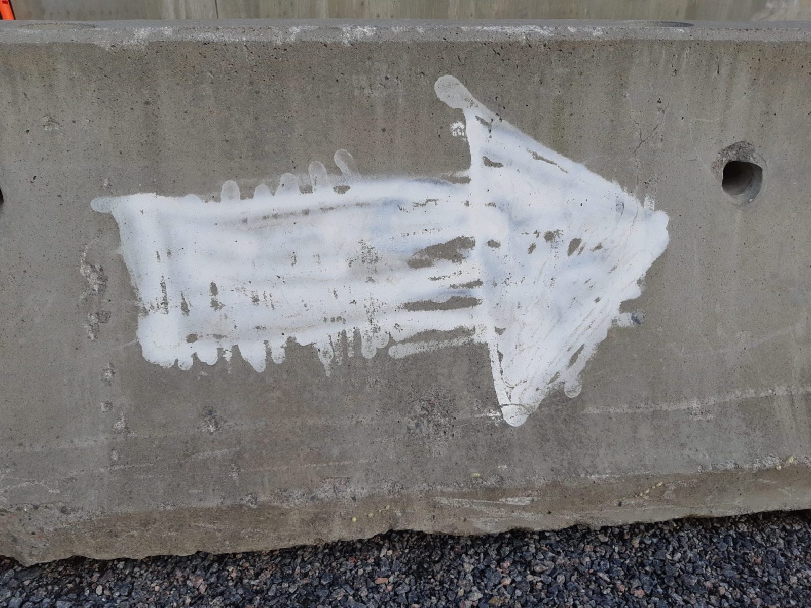 valkoinen maalattu nuoli harmaalla pohjalla