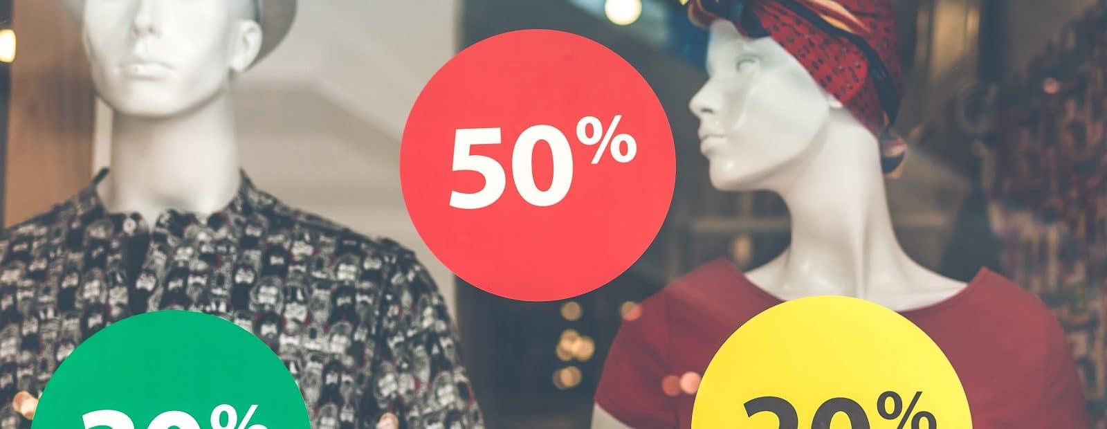 mallinukkeja ja alennustarroja kaupan ikkunassa