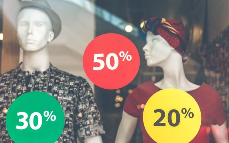 mallinukkeja ja alennustarroja kaupan ikkunassa