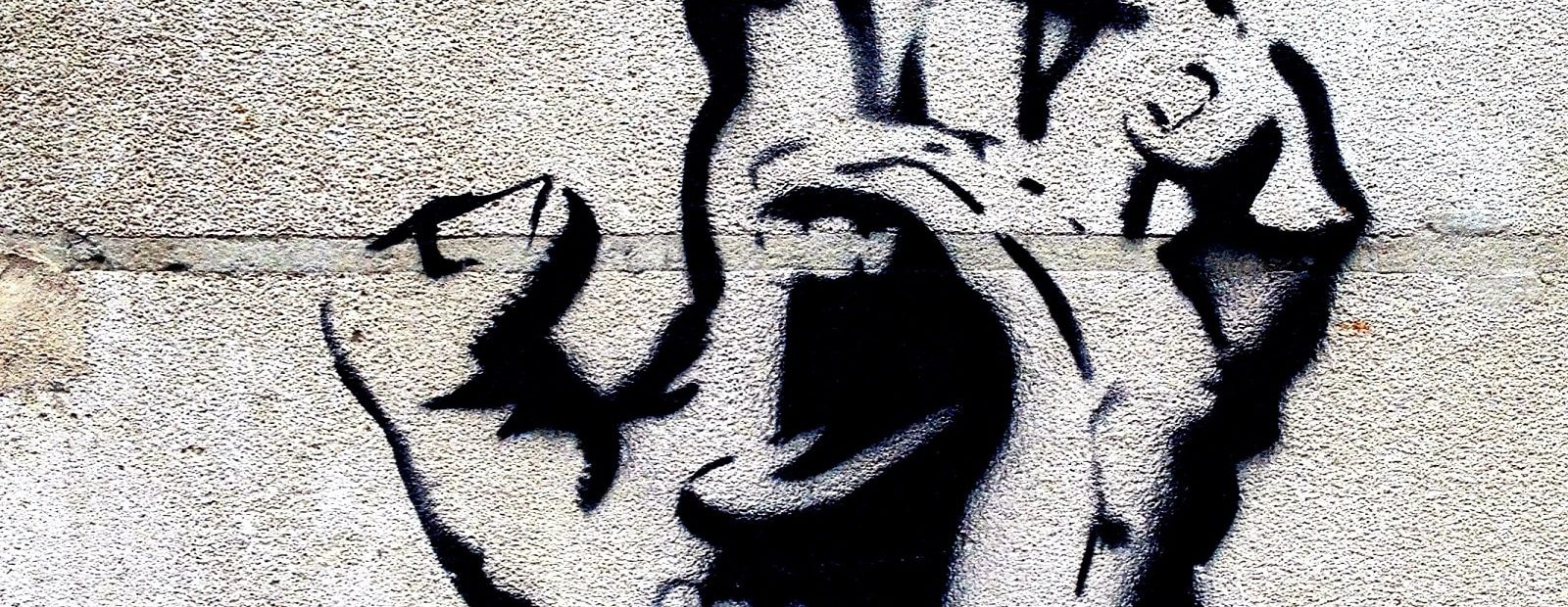 graffiti jossa suu kädessä