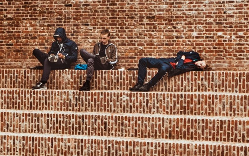 teinejä lojumassa portailla