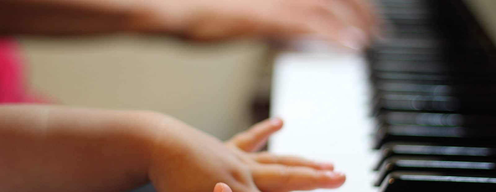 aikuinen ja lapsi soittavat pianoa