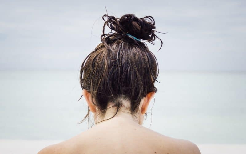 nainen jolla on nuttura