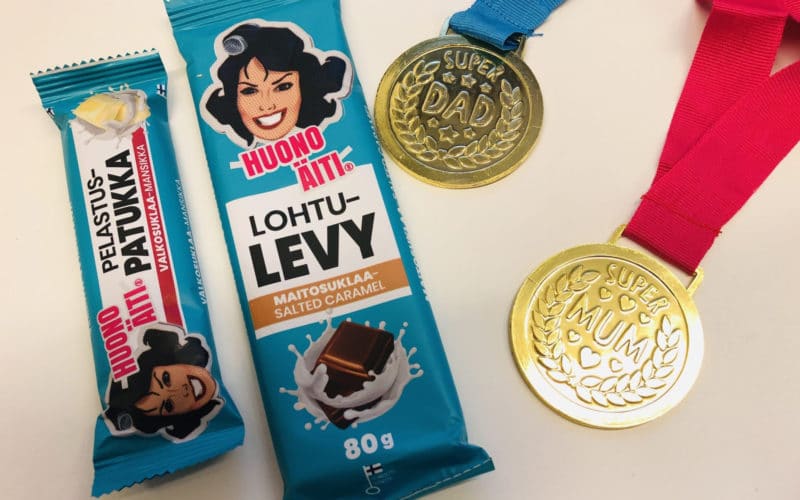 Superisä ja superäiti -mitalit ja suklaata