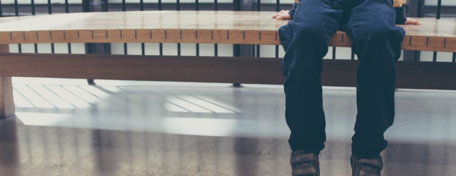 Lapsi istuu penkillä