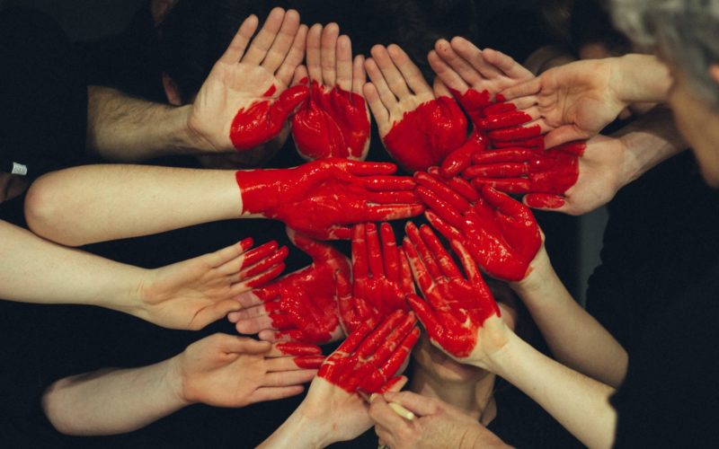 Kädet muodostavat sydämen yhdessä